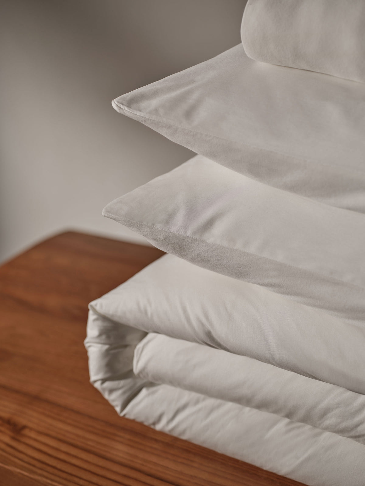 Cotton Bedding Set in Queen White | James Perse Los Angeles