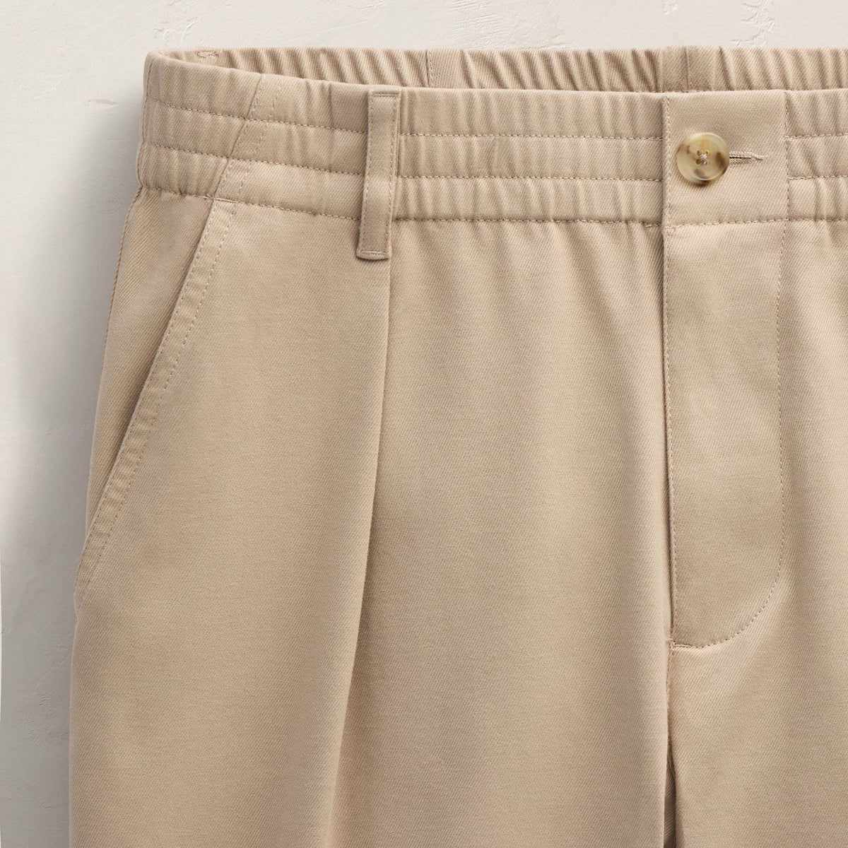 Oversized Pleated Shorts in Light Khaki | James Perse Los Angeles