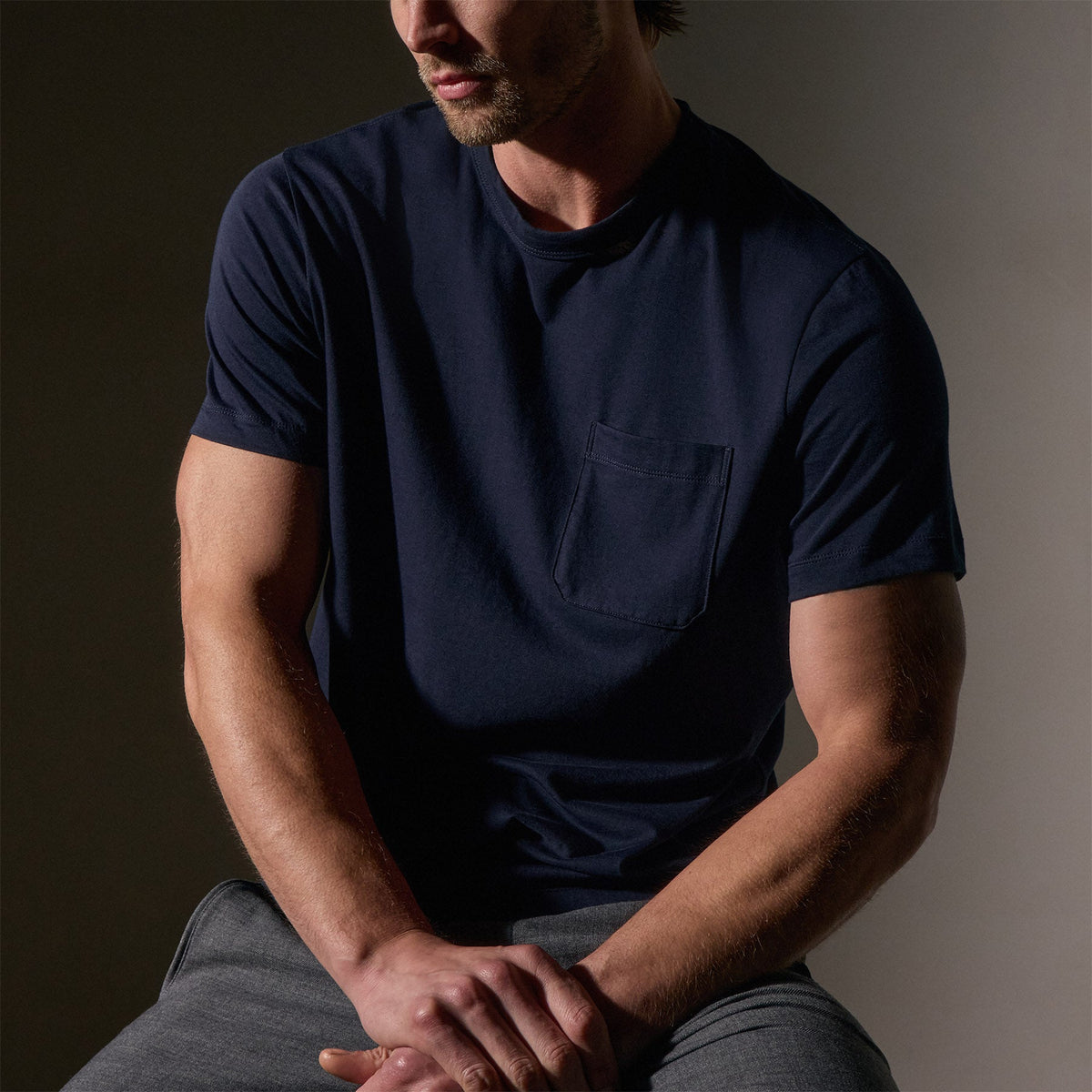 Cotton Linen Pocket Tee in Navy | James Perse Los Angeles