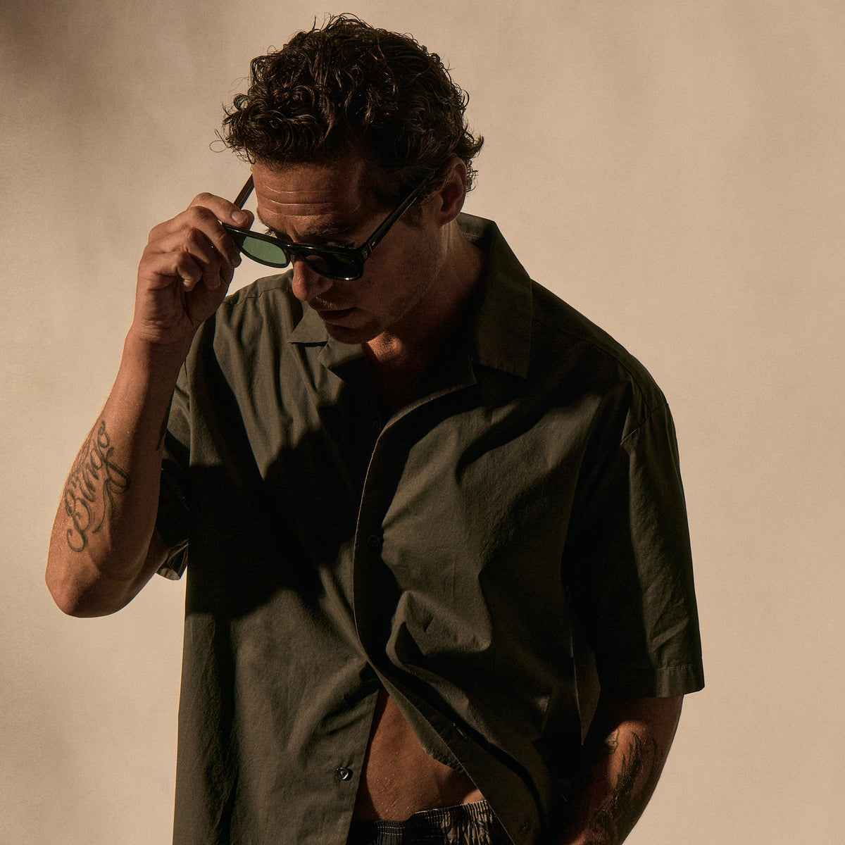 Oversized Stretch Poplin Short Sleeve Shirt in Granite | James Perse Los Angeles