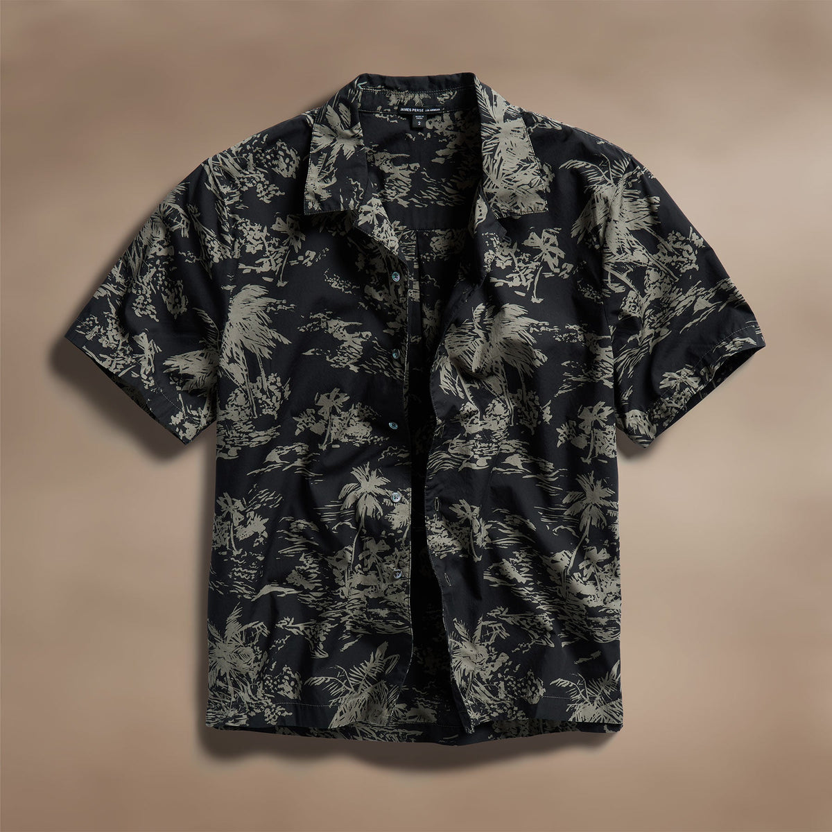 Island Poplin Print Short Sleeve Shirt in Black/Army Green Pigment | James Perse Los Angeles