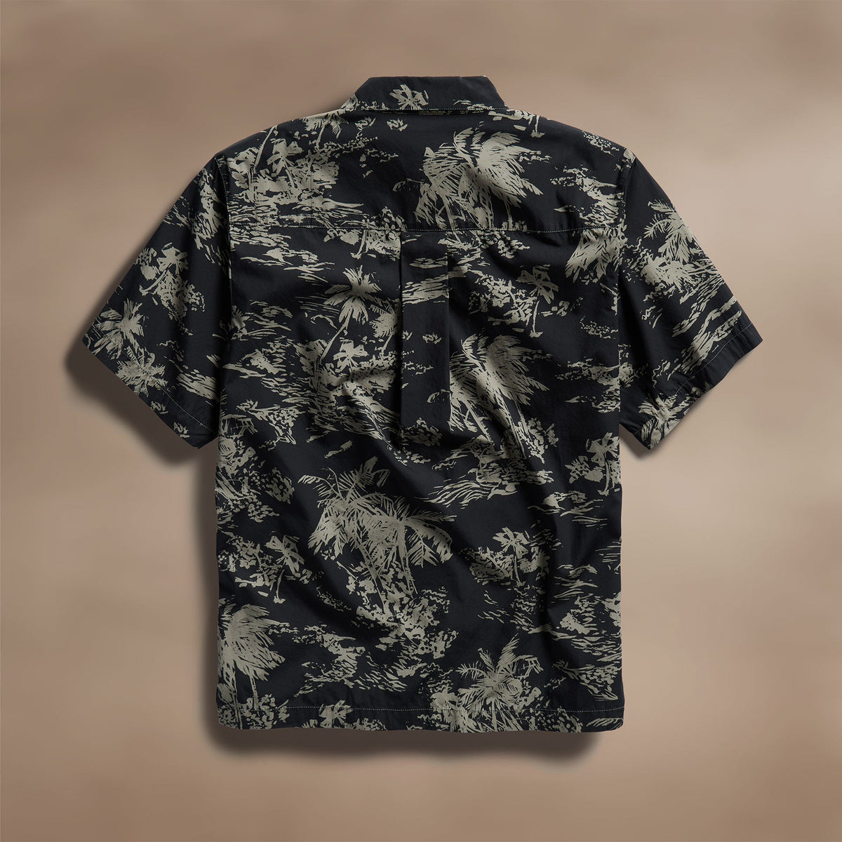 Island Poplin Print Short Sleeve Shirt in Black/Army Green Pigment | James Perse Los Angeles