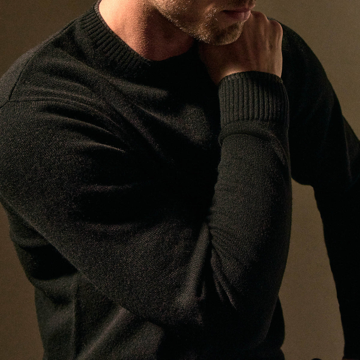 Italian Spun Cashmere Crew in Black/Anthracite | James Perse Los Angeles