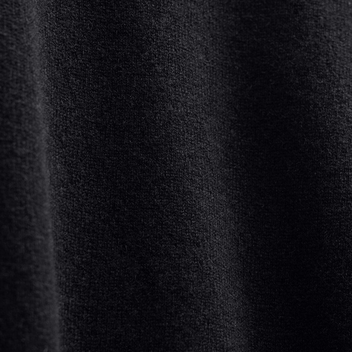 Italian Spun Cashmere Vee in Black/Anthracite | James Perse Los Angeles