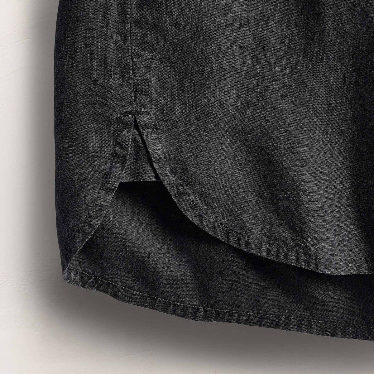 Lightweight Linen Shirt in Magma Pigment | James Perse Los Angeles