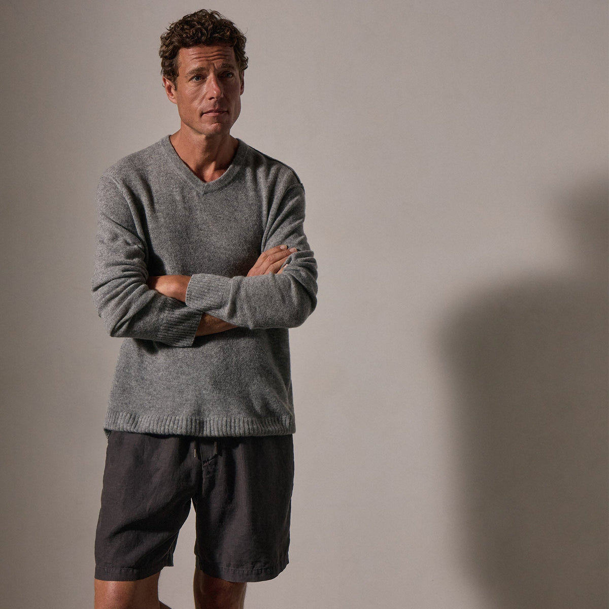 Soft Featherweight Cashmere V Neck in Mid Heather Grey | James Perse Los Angeles