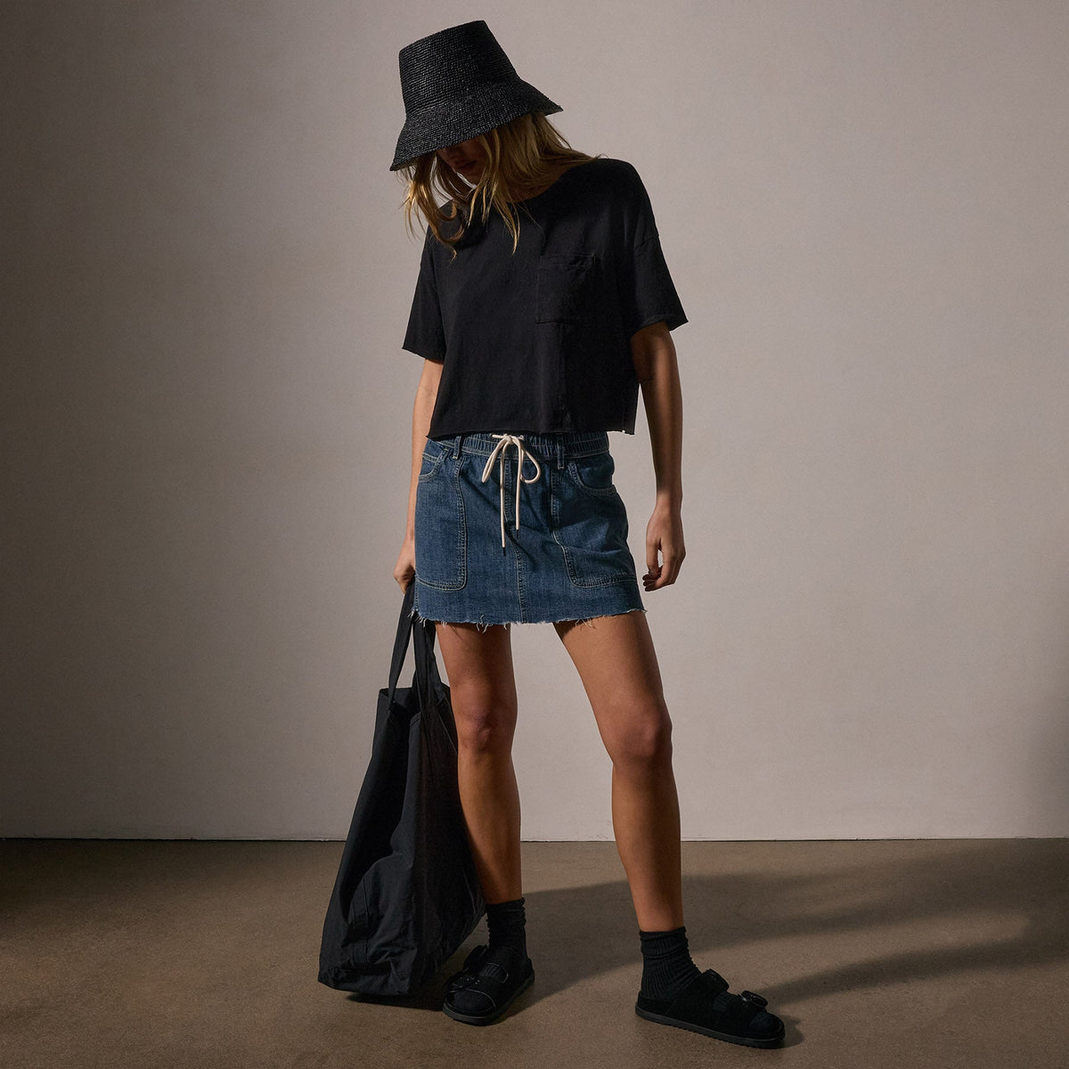 Brushed Jersey Pocket Tee in Black | James Perse Los Angeles