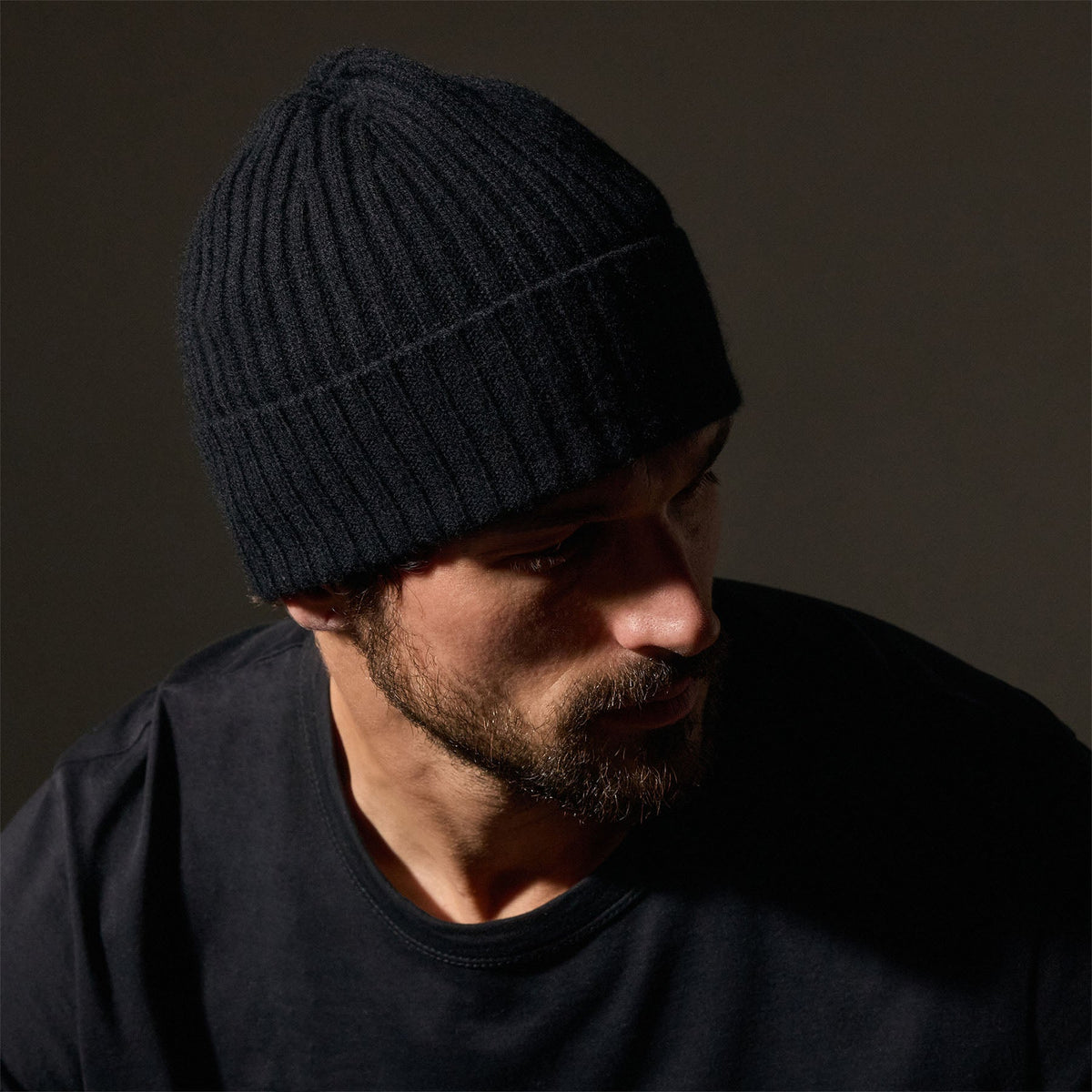 Recycled Cashmere Ribbed Beanie in Black | James Perse Los Angeles / Mens