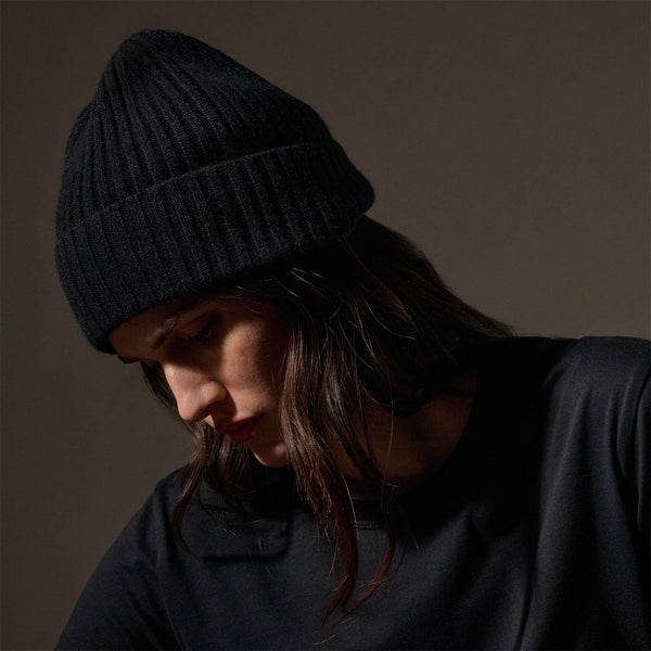 Recycled Cashmere Ribbed Beanie in Black | James Perse Los Angeles / Womens