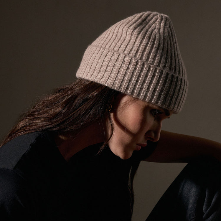 Recycled Cashmere Ribbed Beanie in Stone / Womens / James Perse Los Angeles