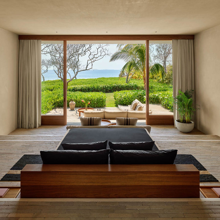 Percale Fitted Sheet in Black | James Perse Los Angeles