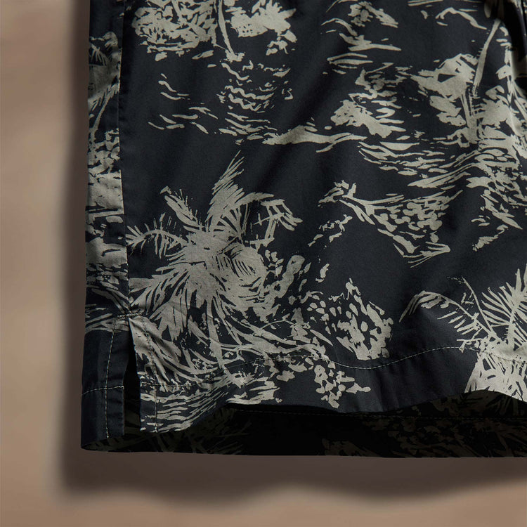 Island Poplin Print Short Sleeve Shirt in Black/Army Green Pigment | James Perse Los Angeles