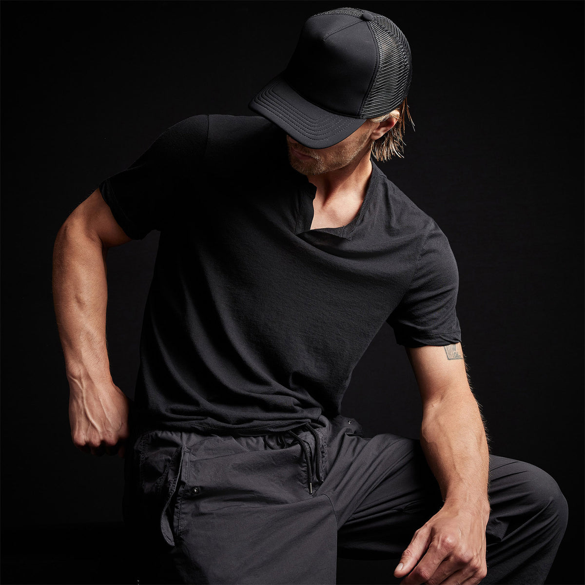 Oasis Linen Henley in Black | James Perse Los Angeles