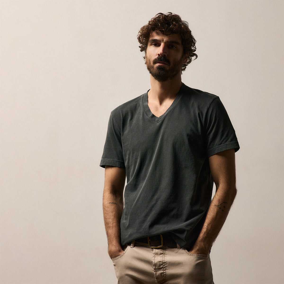 Short Sleeve V Neck in Carbon Pigment | James Perse Los Angeles