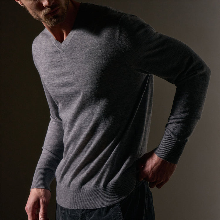 Ultra Fine Cshmr VinNeck Sweater in Flannel | James Perse Los Angeles