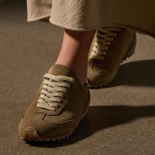 Women's Suede Low Running Sneaker - String