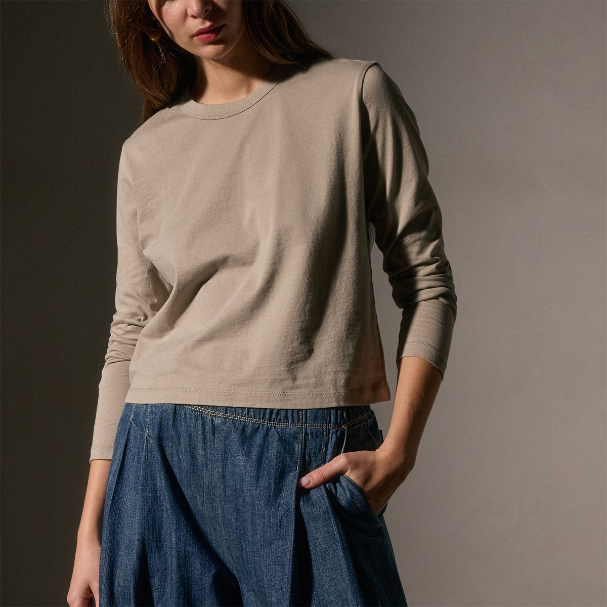 Shrunken Long Sleeve Crew Neck Tee in Overcast | James Perse Los Angeles