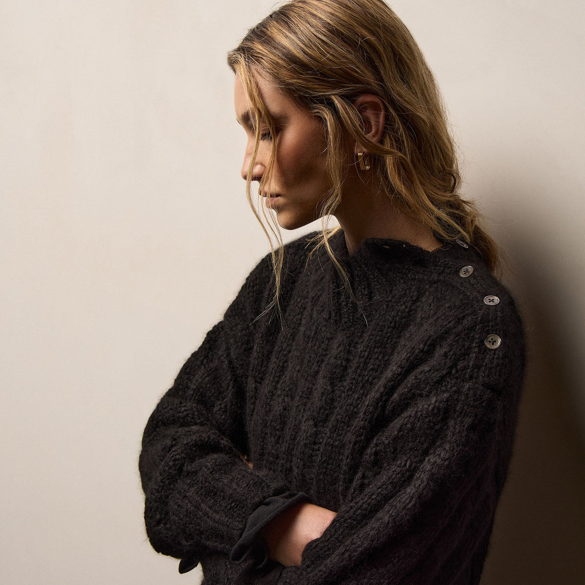 Chunky Cashmere Silk Cable Knit Crew in Black | James Perse Los Angeles