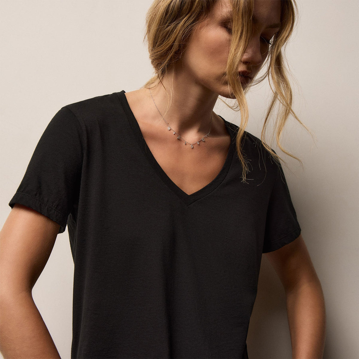 Luxe Lotus Jersey V Neck in Black | James Perse Los Angeles