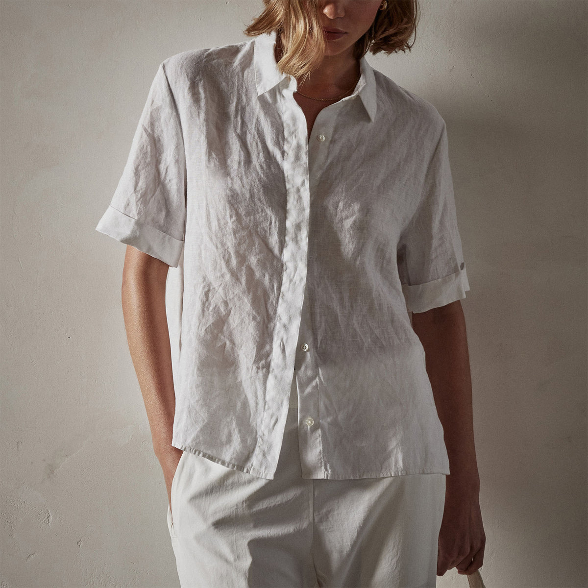 Lightweight Linen Short Sleeve Shirt in White | James Perse Los Angeles