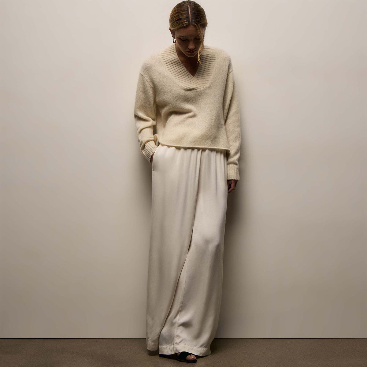 Lightweight Textured Cashmere V Neck - Ivory