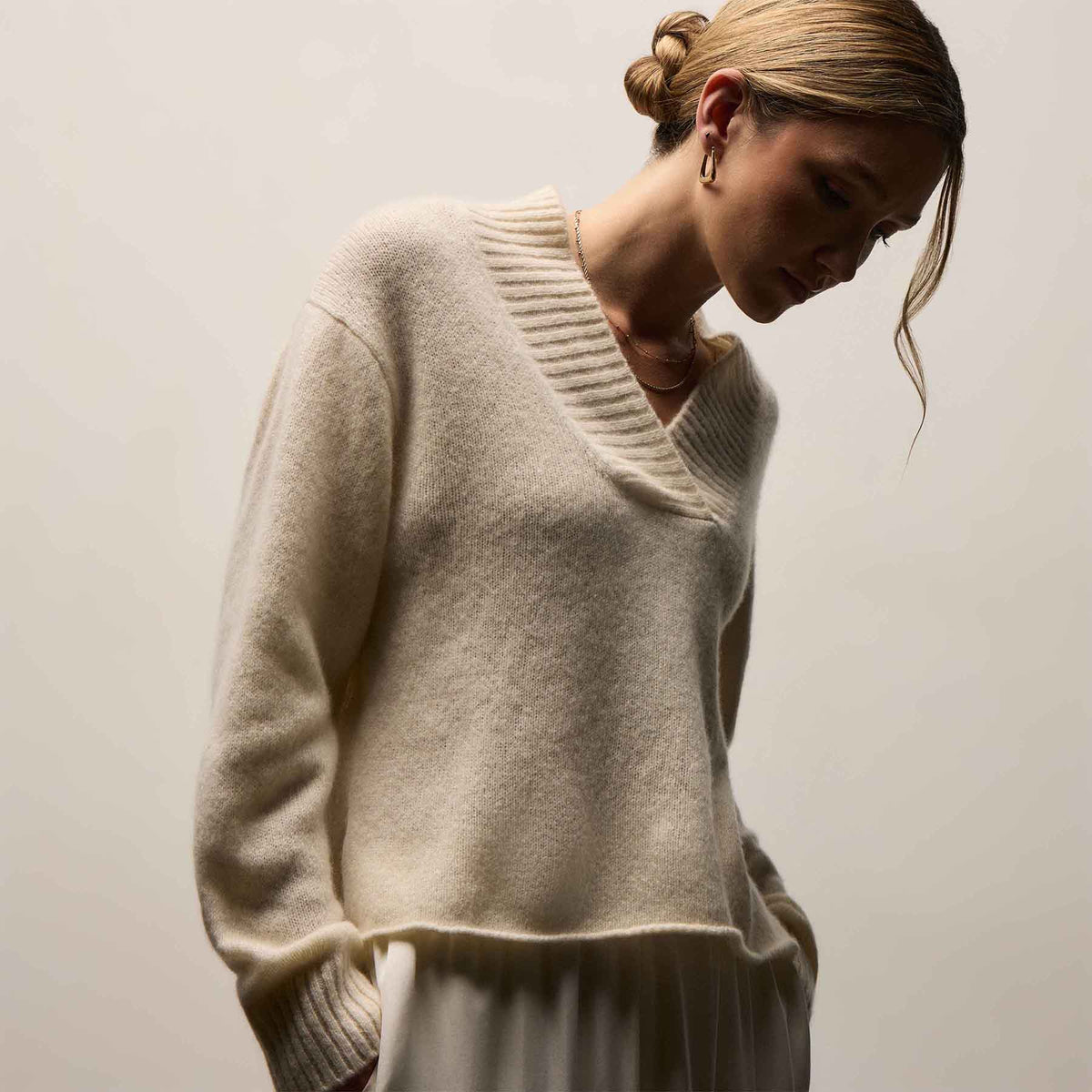 Lightweight Textured Cashmere V Neck - Ivory