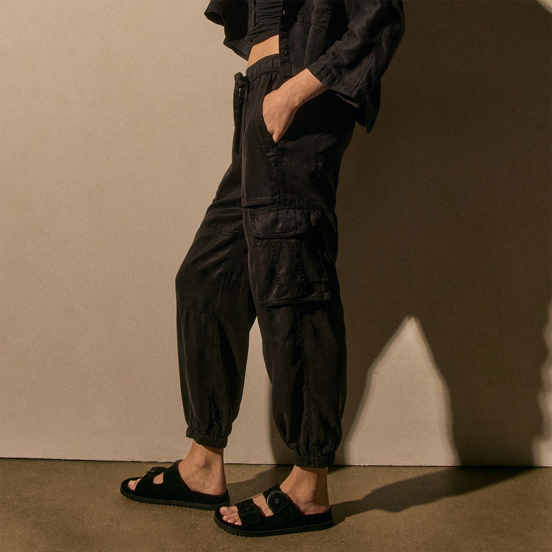 Soft Fluid Cargo Pant in Black | James Perse Los Angeles