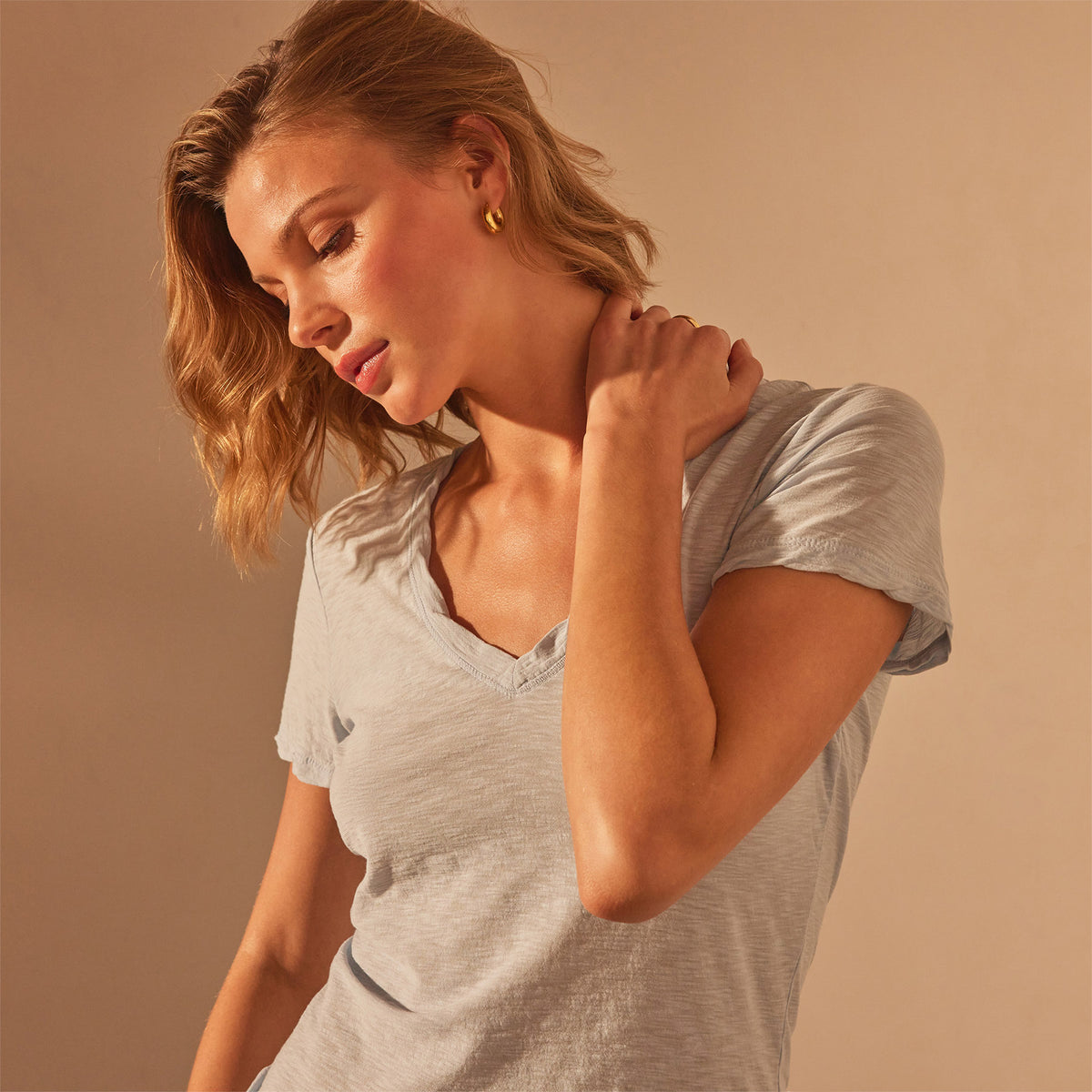 Sheer Slub Casual V Neck in Open Sky | James Perse Los Angeles