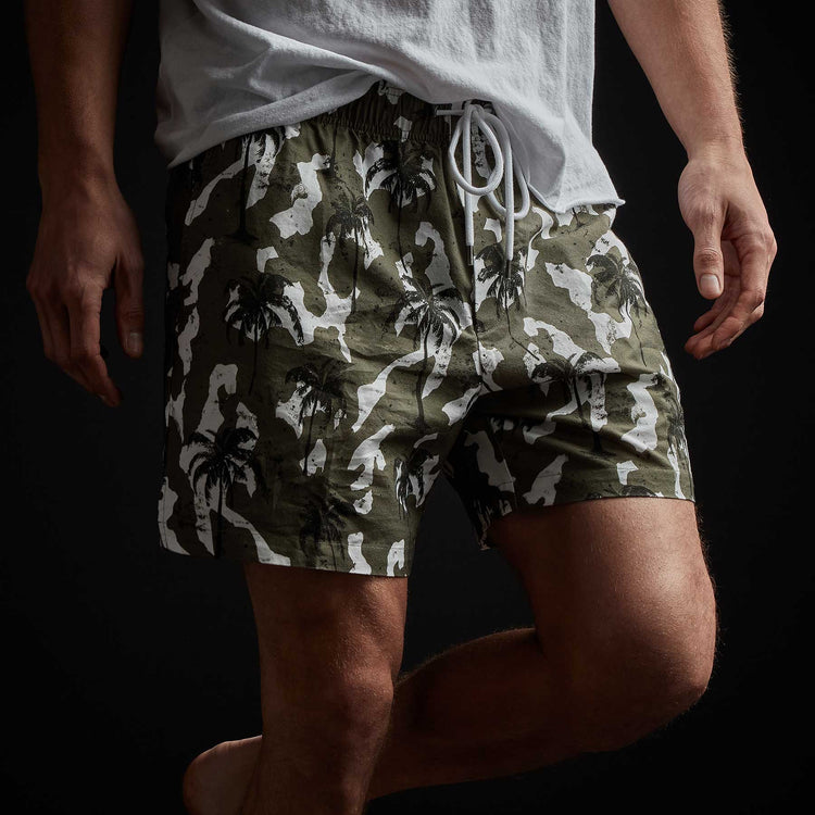 Camo Palm Print Short in Jungle | James Perse Los Angeles