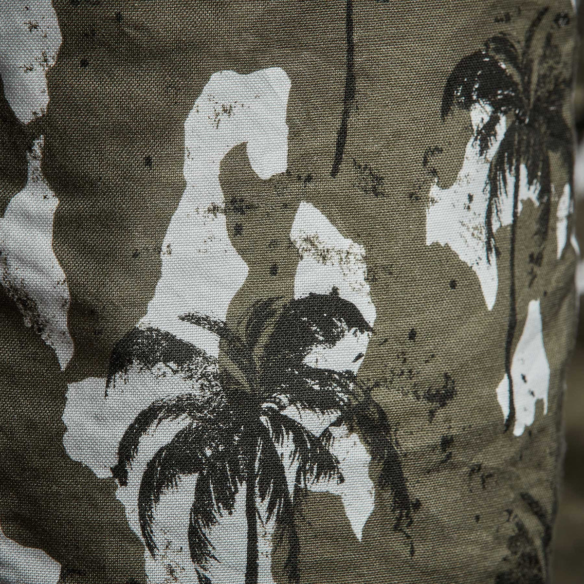 Camo Palm Print Short in Jungle | James Perse Los Angeles