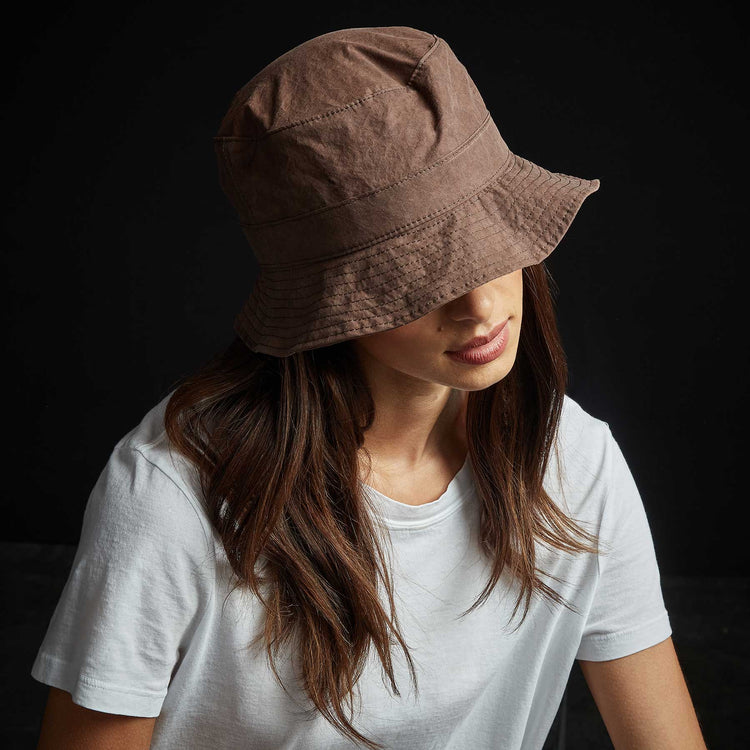 Parachute Poplin Bucket Hat in Malt Pigment | James Perse Los Angeles
