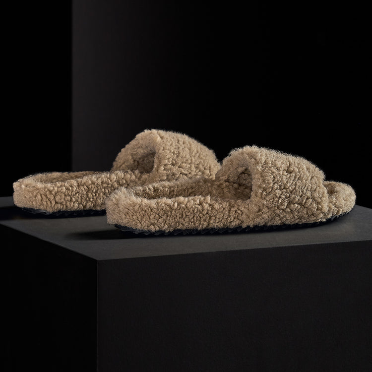 Women's Simple Strap Shearling Slide in Taupe | James Perse Los Angeles