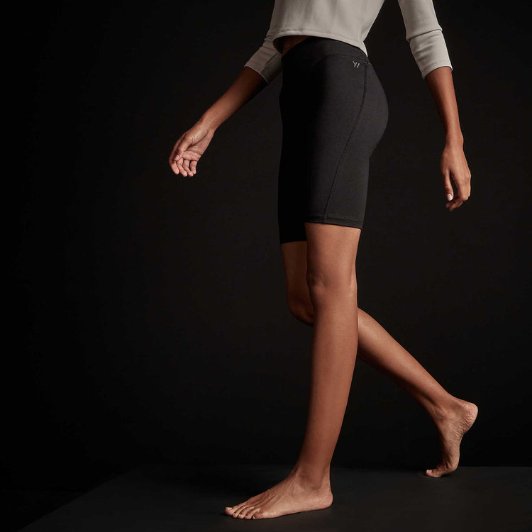 Spiral Seam Short in True Black | James Perse Los Angeles