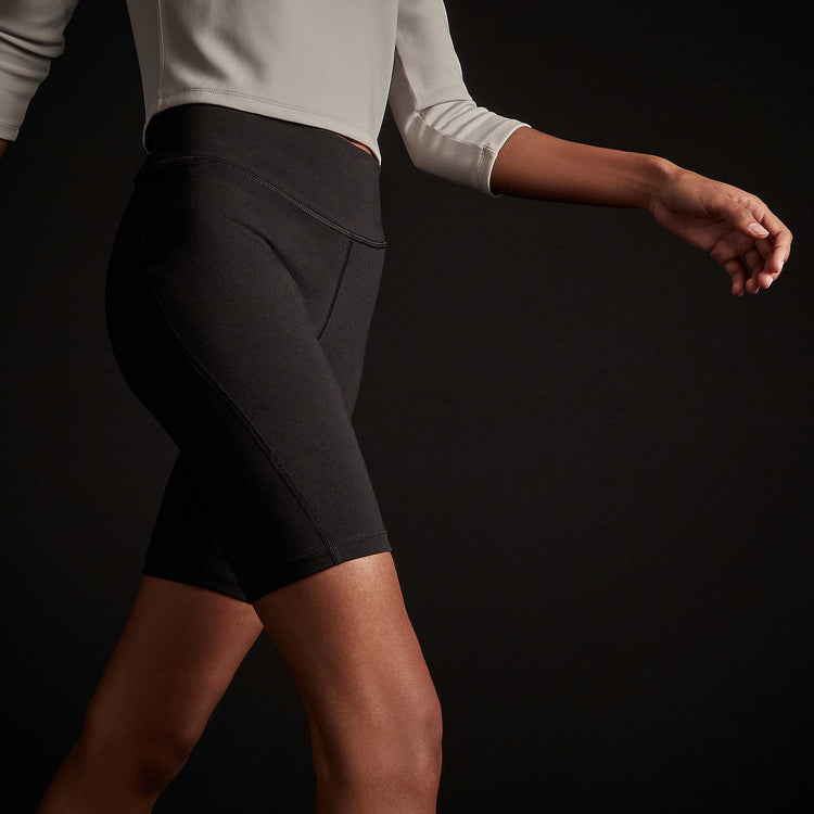 Spiral Seam Short in True Black | James Perse Los Angeles