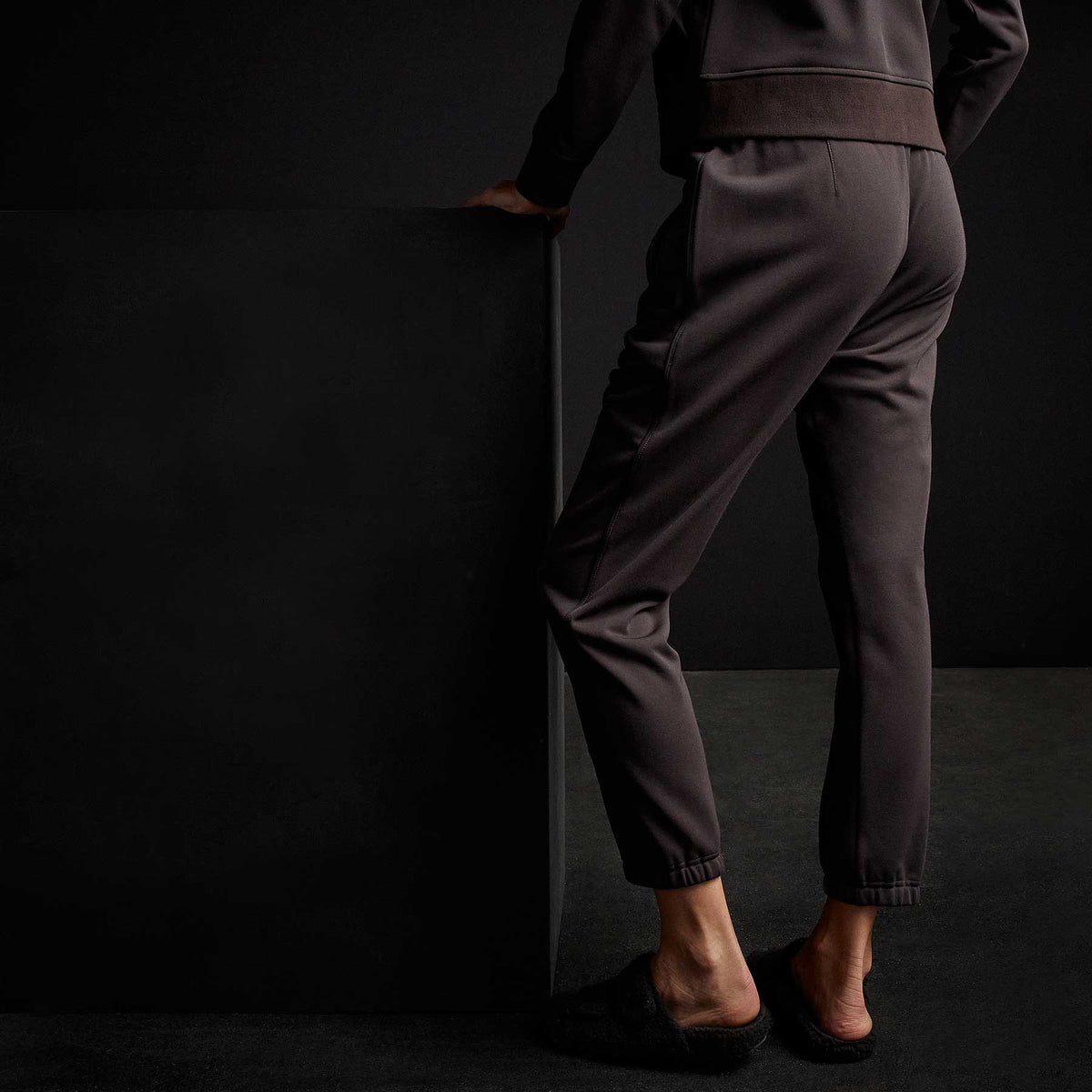 Piped Pintuck Track Pant in Chocolate | James Perse Los Angeles