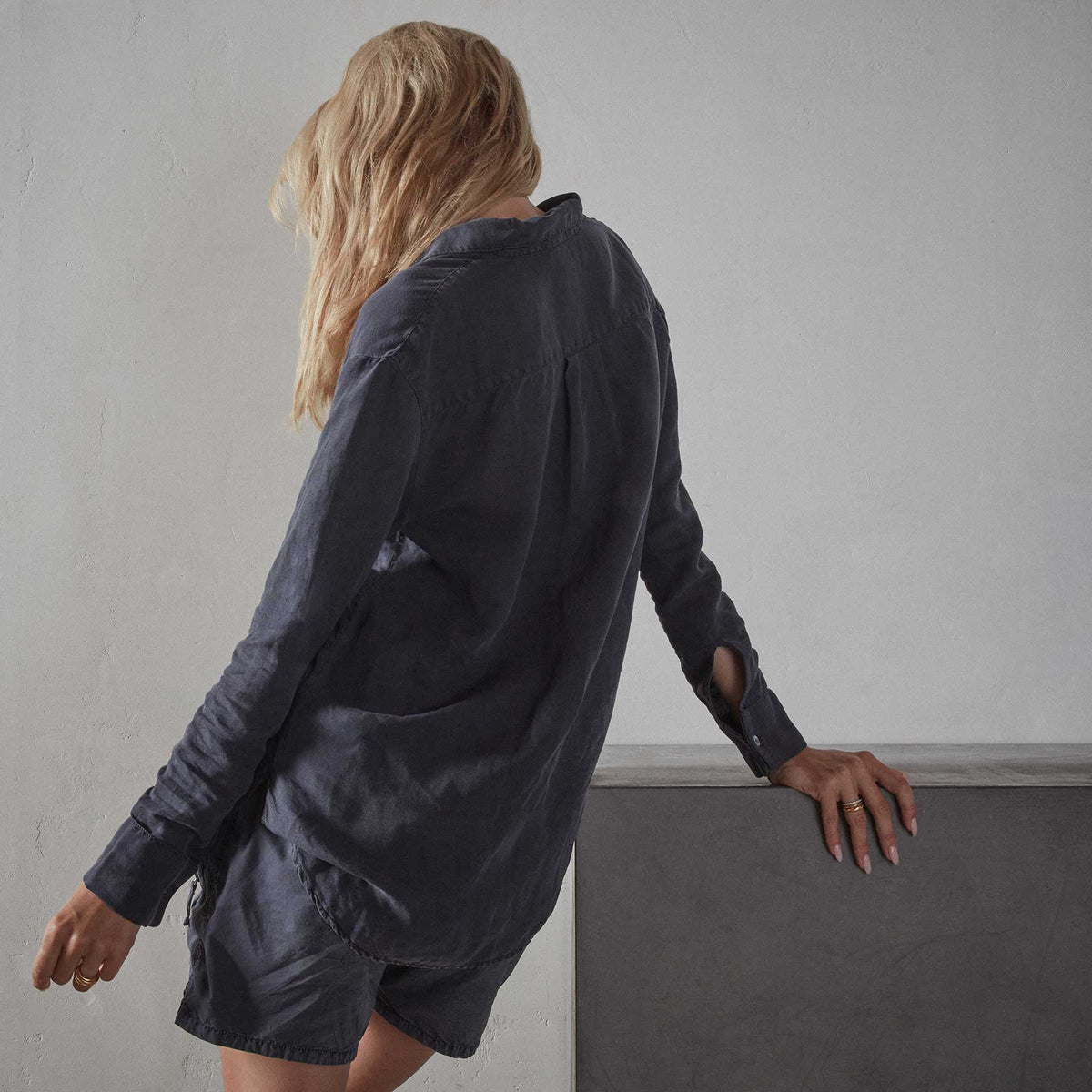 Single Pocket Clean Shirt in Titan Pigment | James Perse Los Angeles